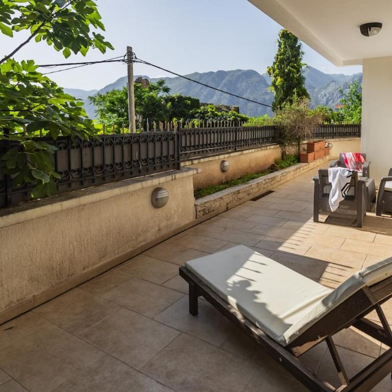 3BR Apartment with Free Pool and Parking Dobrota - Three-Bedroom Apartment - 20