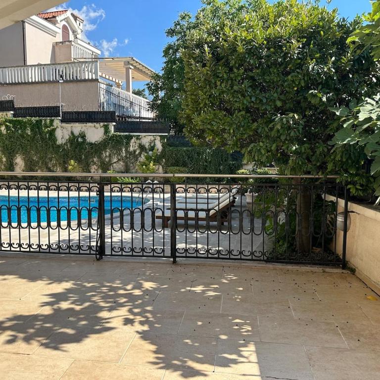 3BR Apartment with Free Pool and Parking Dobrota - Three-Bedroom Apartment - 25