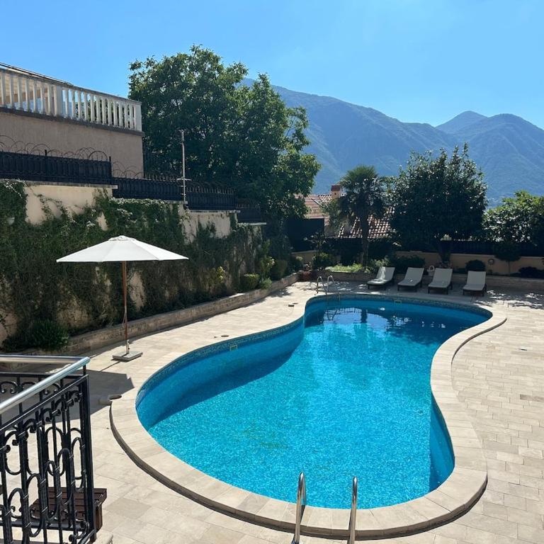 3BR Apartment with Free Pool and Parking Dobrota - Three-Bedroom Apartment - 37