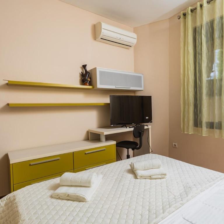 3BR Apartment with Free Pool and Parking Dobrota - Three-Bedroom Apartment - 39