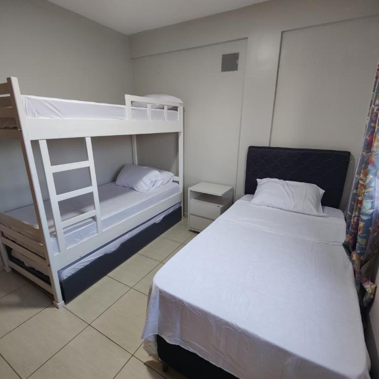 Apartamento de 3 habitaciones excelente ubicación - Three-Bedroom Apartment - 4