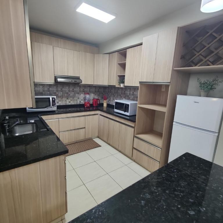 Apartamento de 3 habitaciones excelente ubicación - Three-Bedroom Apartment - 7