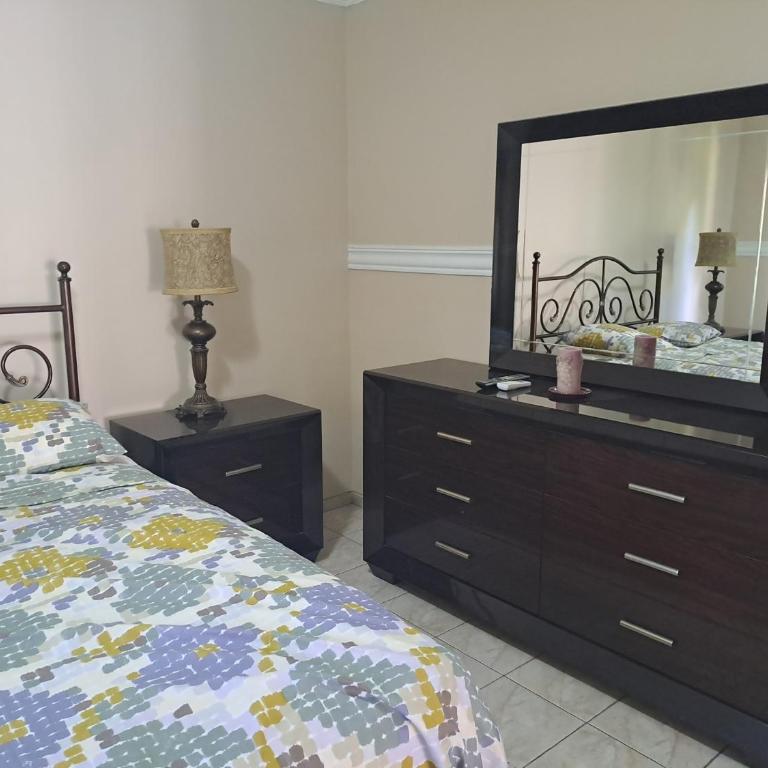 Hermosa casa de lujo en Condiminio Montibello Zona Av Pirai 4to anillo - Apartamento de 2 dormitorios - 9