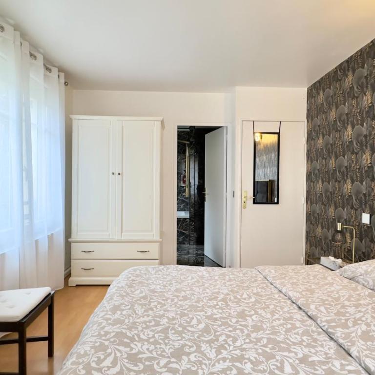Villa Parc - Private Parking - 8min From Disneyland, Big Mall, Train station - Maison de Vacances 4 Chambres - 5