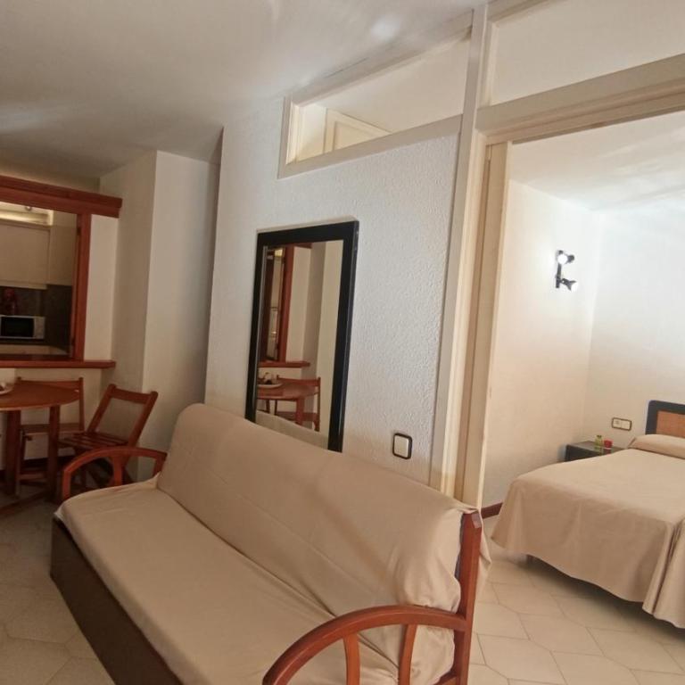 Rentalmar Novelty Families Only - Two-Bedroom Apartment - 14