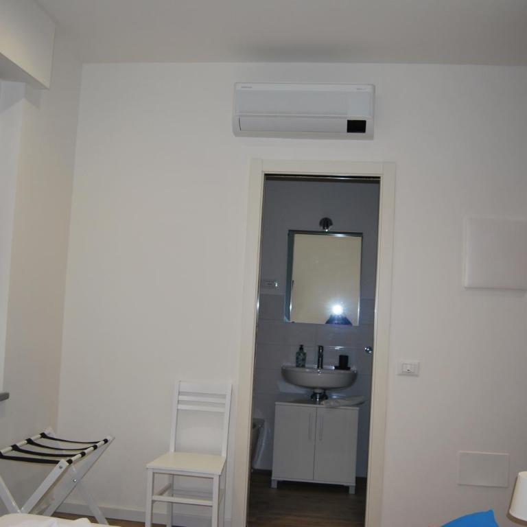 AngieFerru - Camera Matrimoniale con Bagno Privato - 3