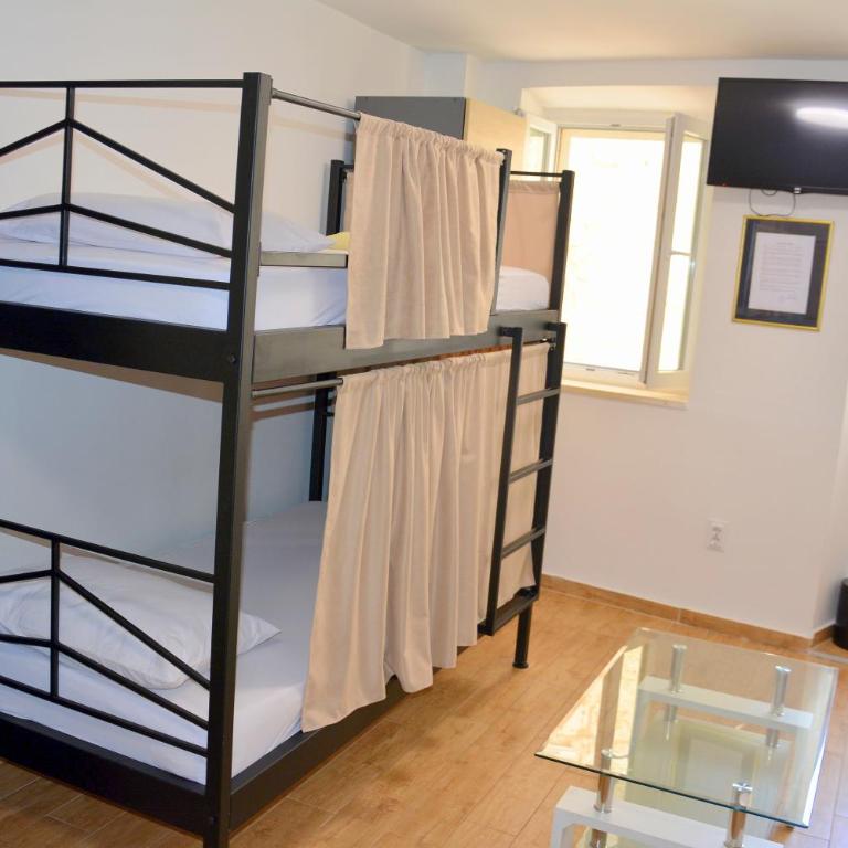 Montenegro Backpackers Home Budva - Kreveti na Sprat u 8-krevetnoj Spavaonici - 6