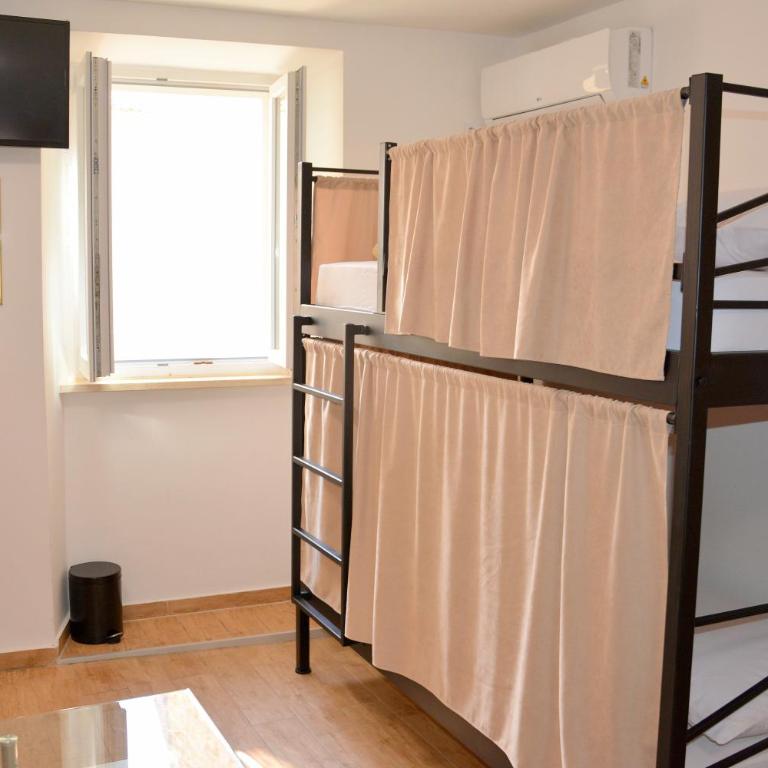 Montenegro Backpackers Home Budva - Kreveti na Sprat u 8-krevetnoj Spavaonici - 14