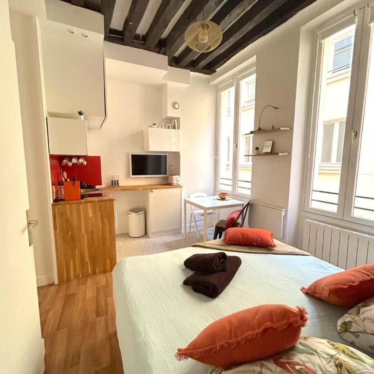Large studio - heart of Paris - One-Bedroom Apartment - 3