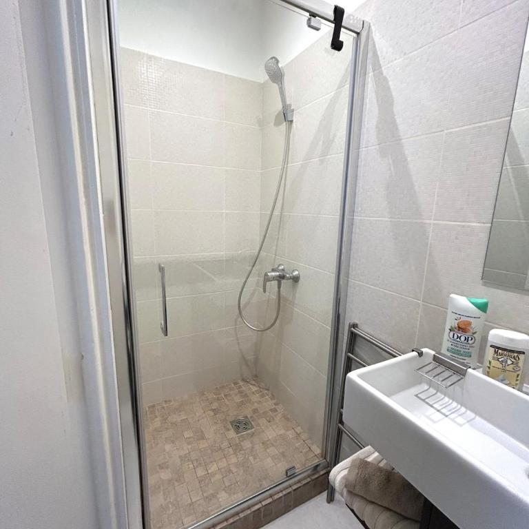 Large studio - heart of Paris - One-Bedroom Apartment - 8