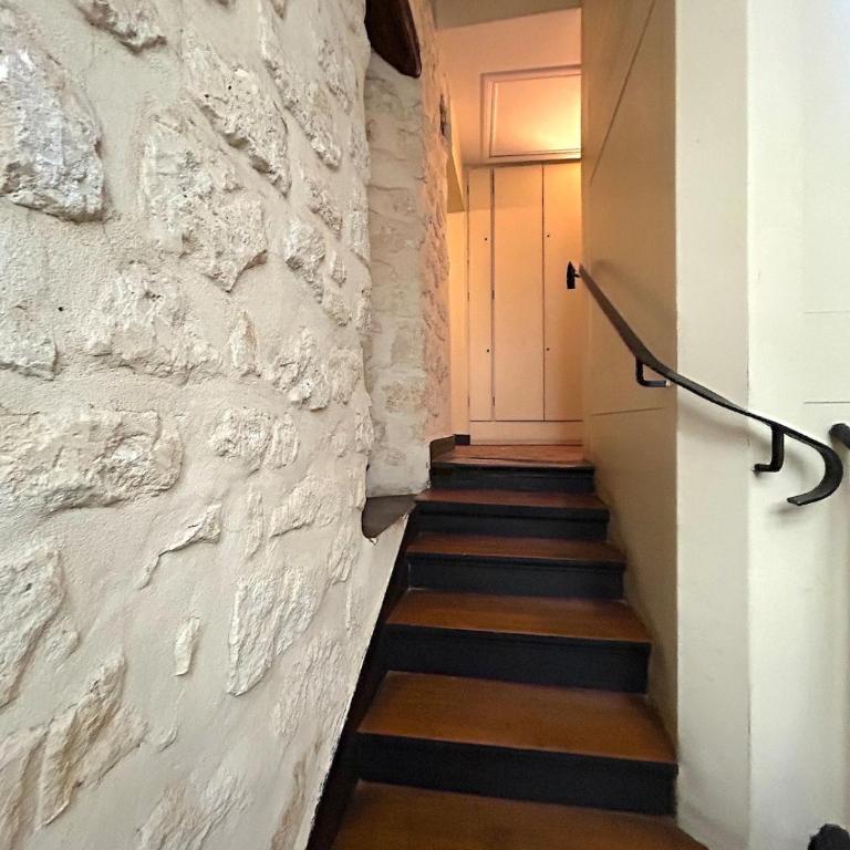 Large studio - heart of Paris - One-Bedroom Apartment - 9
