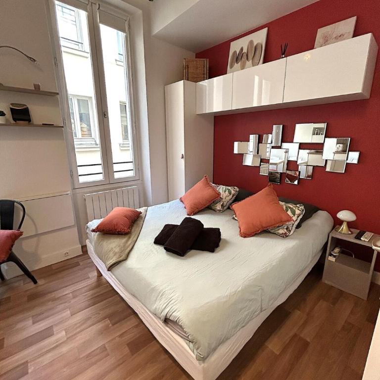 Large studio - heart of Paris - One-Bedroom Apartment - 10