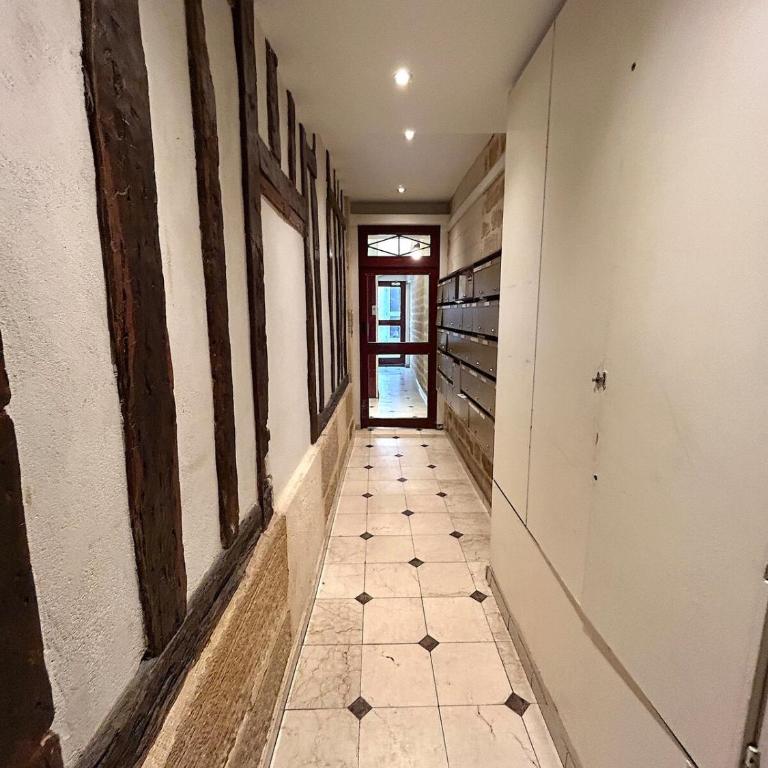 Large studio - heart of Paris - One-Bedroom Apartment - 12