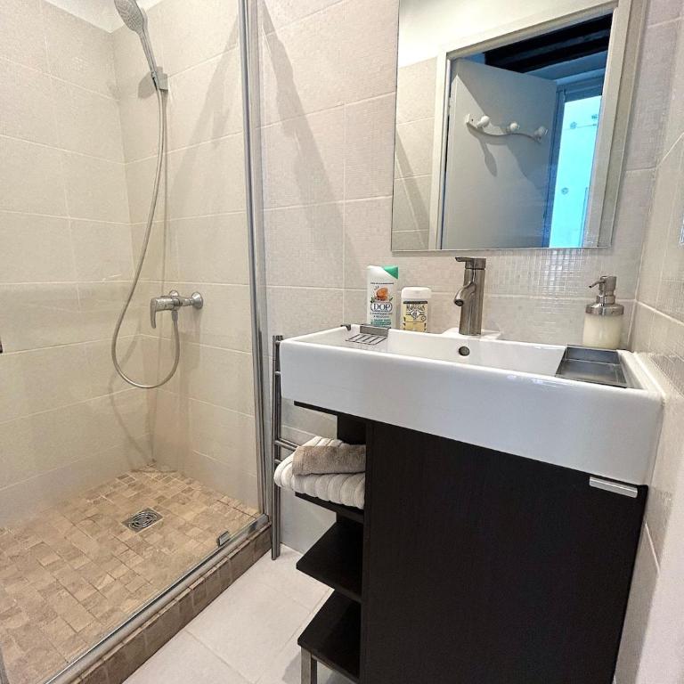 Large studio - heart of Paris - One-Bedroom Apartment - 15