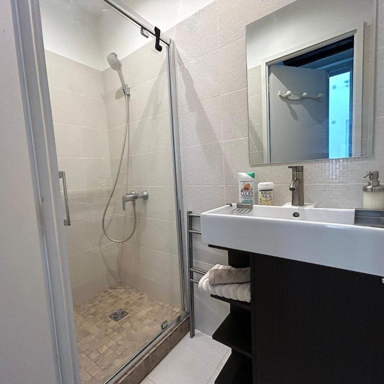 Large studio - heart of Paris - One-Bedroom Apartment - 16