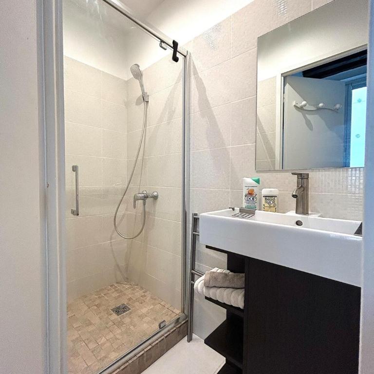Large studio - heart of Paris - One-Bedroom Apartment - 22