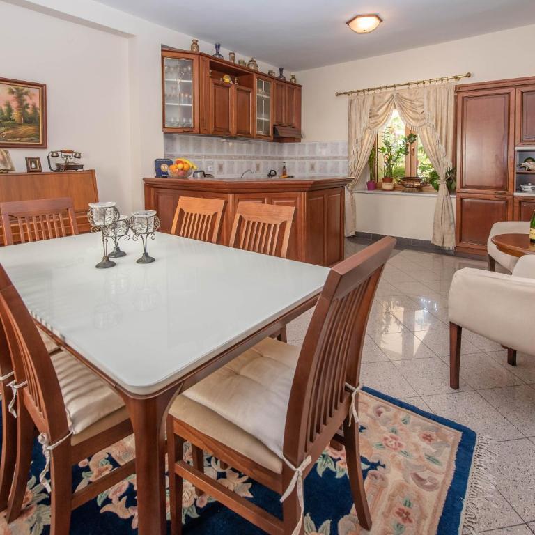 S&P City Center Apartments - Three-Bedroom Superior Apartment - 5