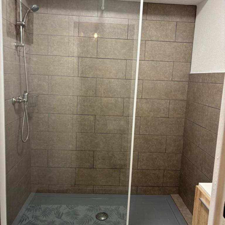 Centre Golfe Juan Plage et transports à pied, 5 min Cannes - Appartement 1 Chambre - 7