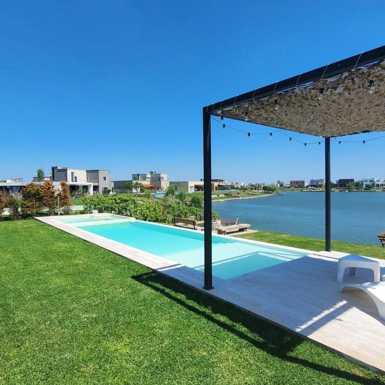 Casa Familiar Vista al Lago - Barrio Privado Escobar - 3 habitaciones - Pileta Climatizada y Jacuzzi - Parrilla - 364HOUSE - Casa Vacacional de 3 dormitorios - 1