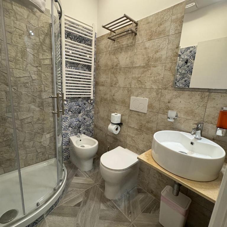 LUXOR ECO ROMA CASA E APPARTAMENTO PER VACANZE IN CENTRO Piazza Bologna, Colosseo, Piazza di Spagna, Vaticano, San Pietro, Sapienza, Fontana di Trevi, Piazza Navona, Trastevere, Tiburtina, Termini, Aeroporto - Camera Queen Deluxe - 11