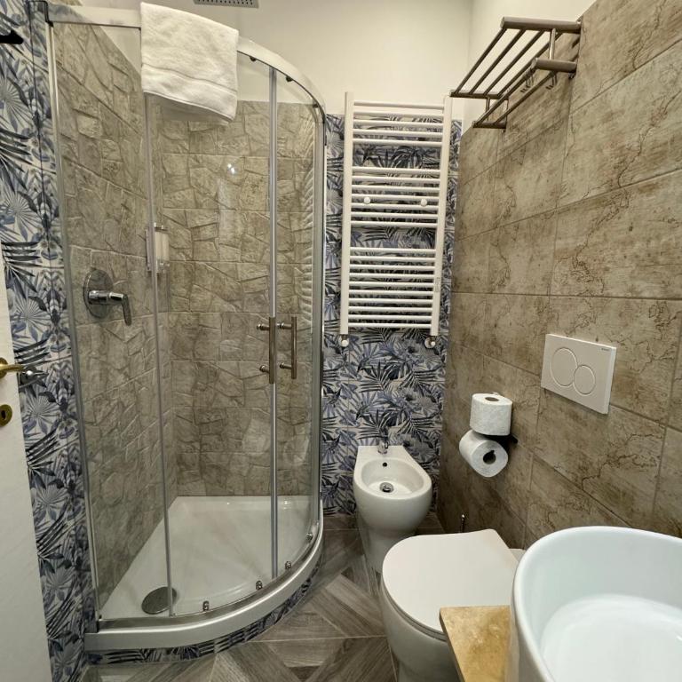 LUXOR ECO ROMA CASA E APPARTAMENTO PER VACANZE IN CENTRO Piazza Bologna, Colosseo, Piazza di Spagna, Vaticano, San Pietro, Sapienza, Fontana di Trevi, Piazza Navona, Trastevere, Tiburtina, Termini, Aeroporto - Camera Queen Deluxe - 17
