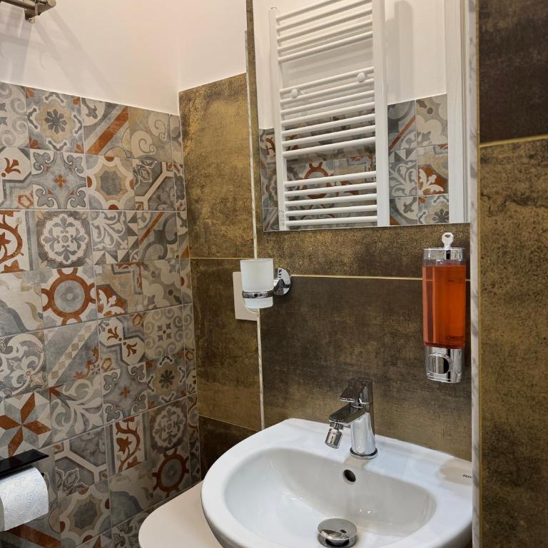 LUXOR ECO ROMA CASA E APPARTAMENTO PER VACANZE IN CENTRO Piazza Bologna, Colosseo, Piazza di Spagna, Vaticano, San Pietro, Sapienza, Fontana di Trevi, Piazza Navona, Trastevere, Tiburtina, Termini, Aeroporto - Camera Matrimoniale Superior - 25