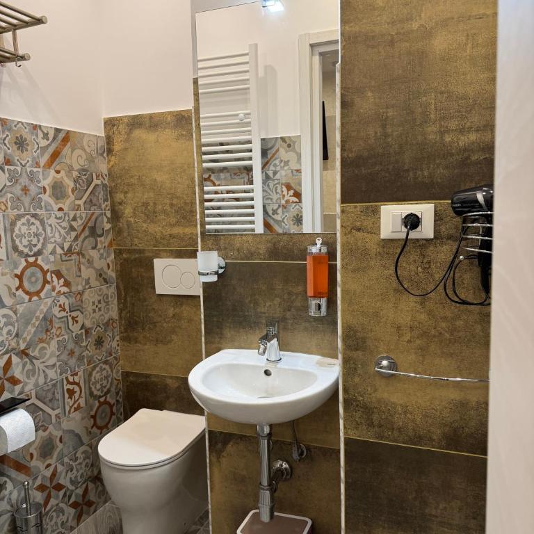 LUXOR ECO ROMA CASA E APPARTAMENTO PER VACANZE IN CENTRO Piazza Bologna, Colosseo, Piazza di Spagna, Vaticano, San Pietro, Sapienza, Fontana di Trevi, Piazza Navona, Trastevere, Tiburtina, Termini, Aeroporto - Camera Matrimoniale Superior - 18