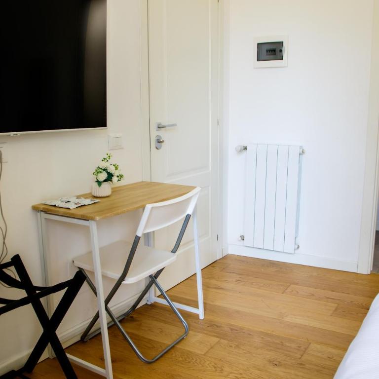Valverde Home - Double Room with Balcony - 6