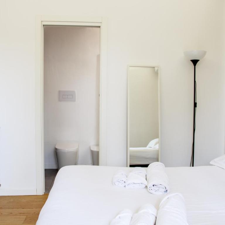 Valverde Home - Double Room with Balcony - 7