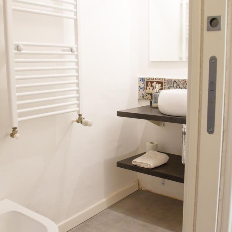 Valverde Home - Double Room with Balcony - 8