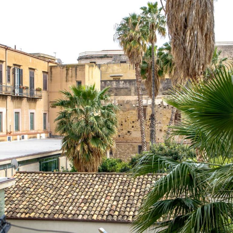 Valverde Home - Double Room with Balcony - 14
