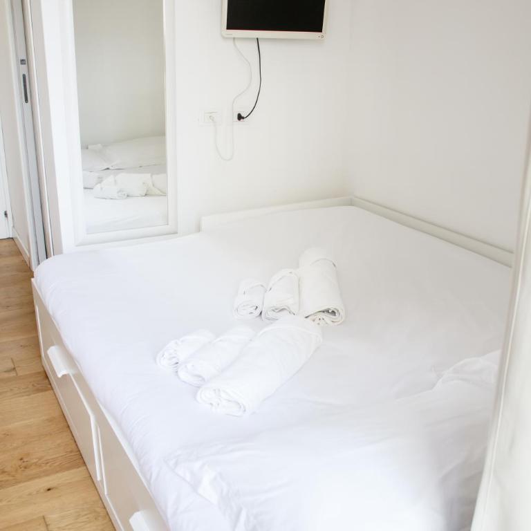 Valverde Home - Single Room with Balcony - 1