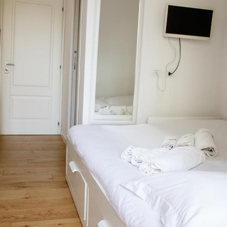 Valverde Home - Single Room with Balcony - 8