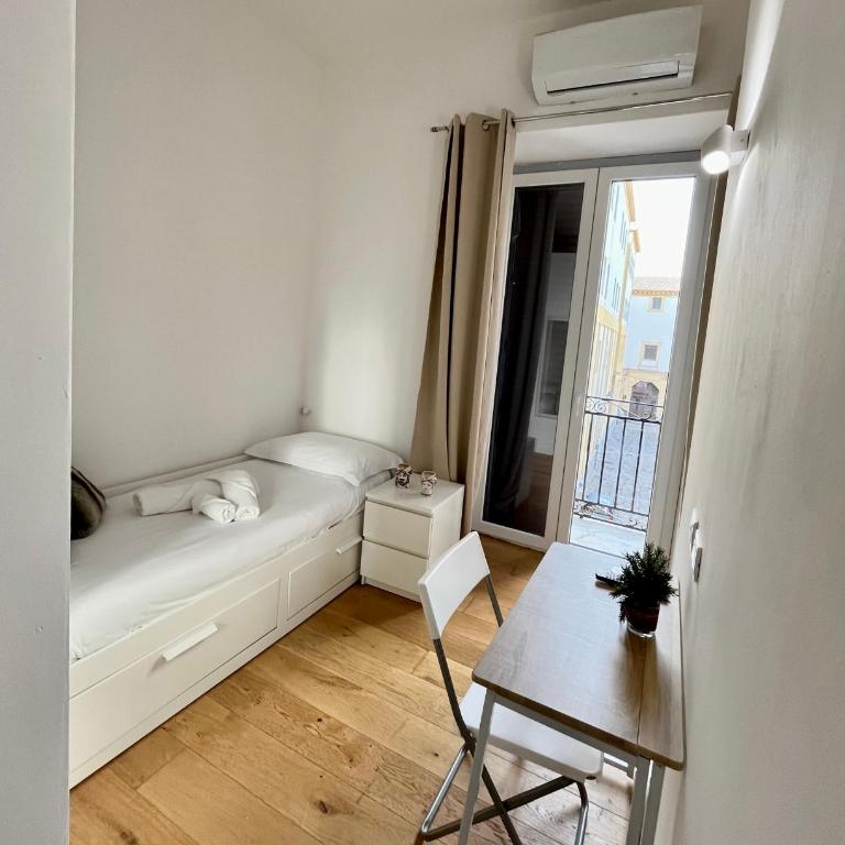 Valverde Home - Single Room with Balcony - 11