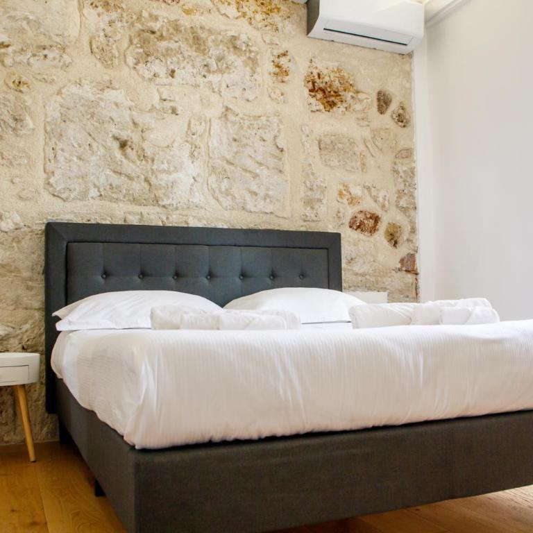 Valverde Home - Double Room with Balcony - 16