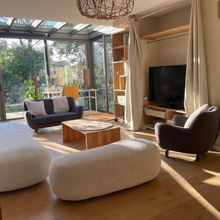 Glass and wood designer villa with garden in centertown - Villa - 2