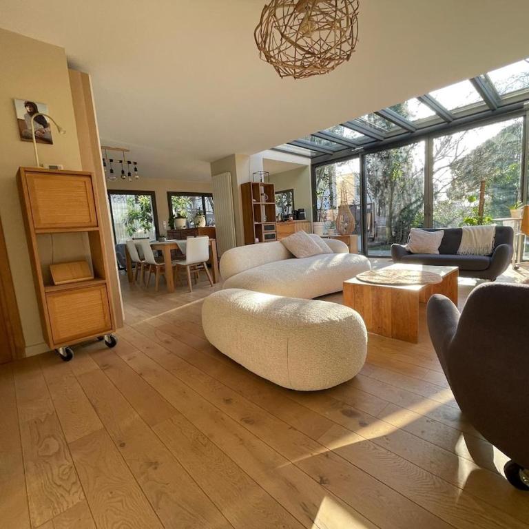 Glass and wood designer villa with garden in centertown - Villa - 3