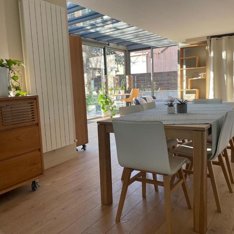 Glass and wood designer villa with garden in centertown - Villa - 20