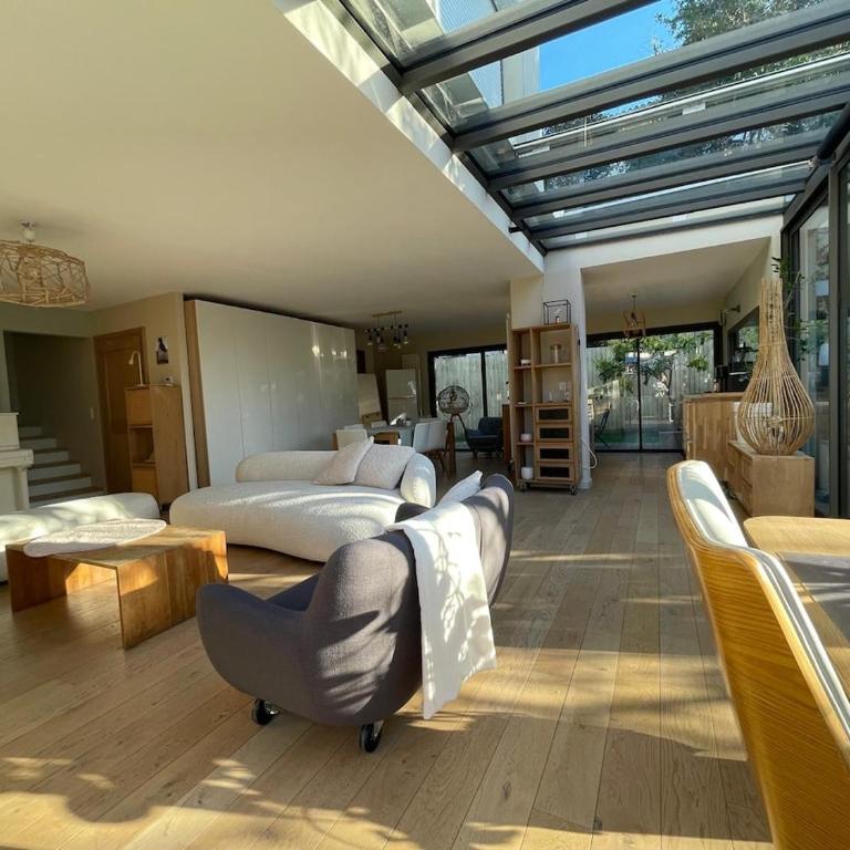 Glass and wood designer villa with garden in centertown - Villa - 25