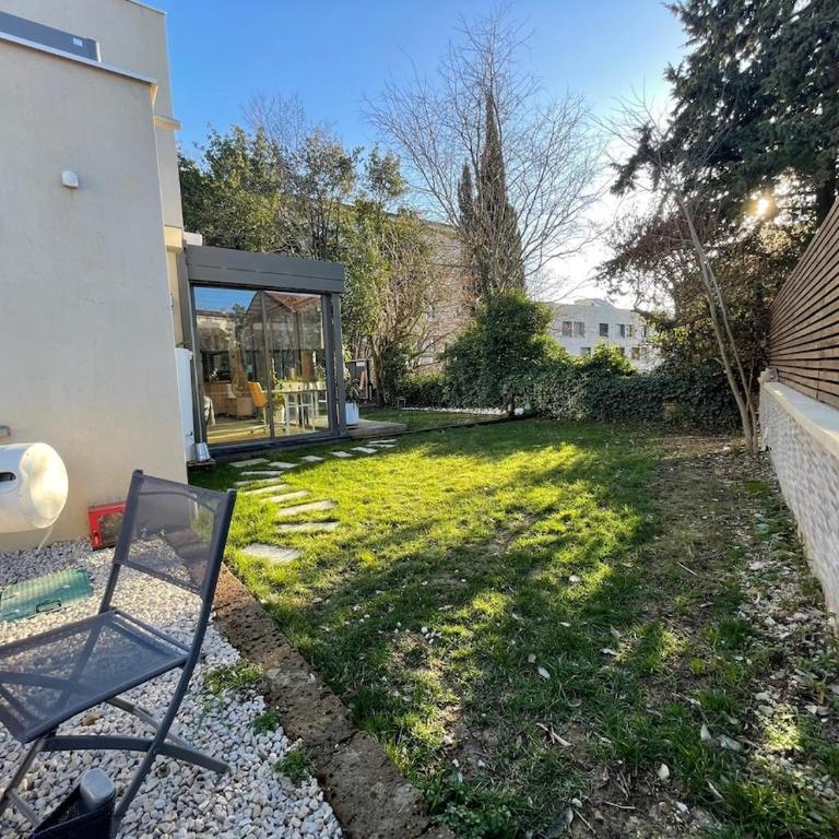 Glass and wood designer villa with garden in centertown - Villa - 26