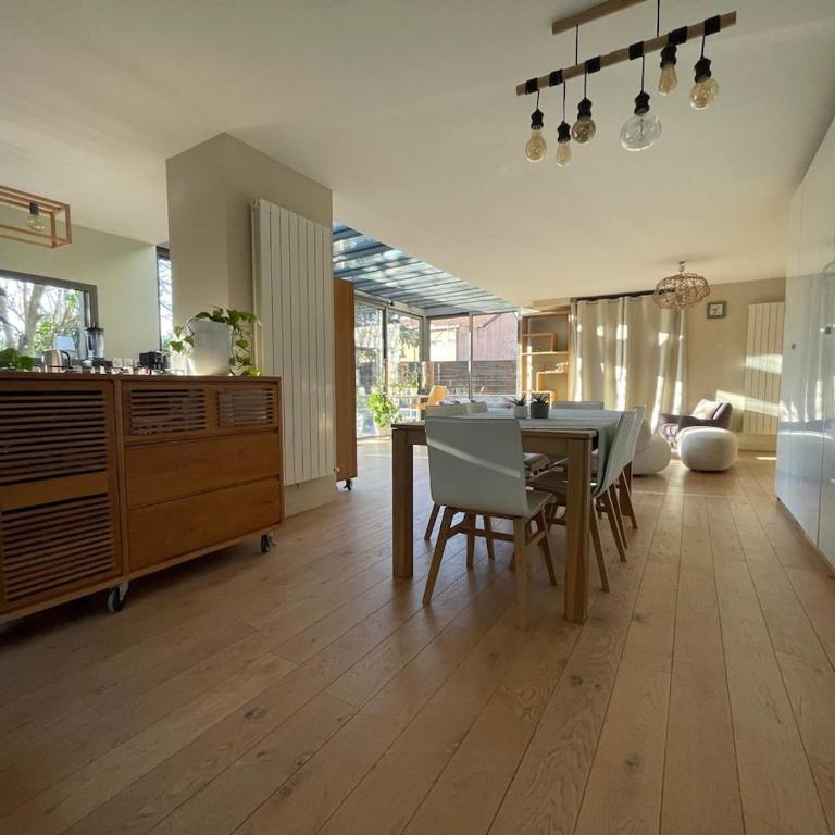 Glass and wood designer villa with garden in centertown - Villa - 27