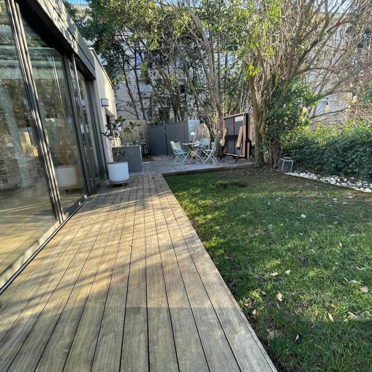 Glass and wood designer villa with garden in centertown - Villa - 31