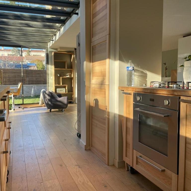 Glass and wood designer villa with garden in centertown - Villa - 34