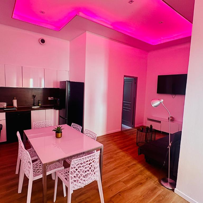 jolie maison individuelle 50 m2 ,design et climatisée, tout confort, wifi, terasse privée , 5 min plage et autoroute, stationnement gratuit - Haus mit 1 Schlafzimmer - 1