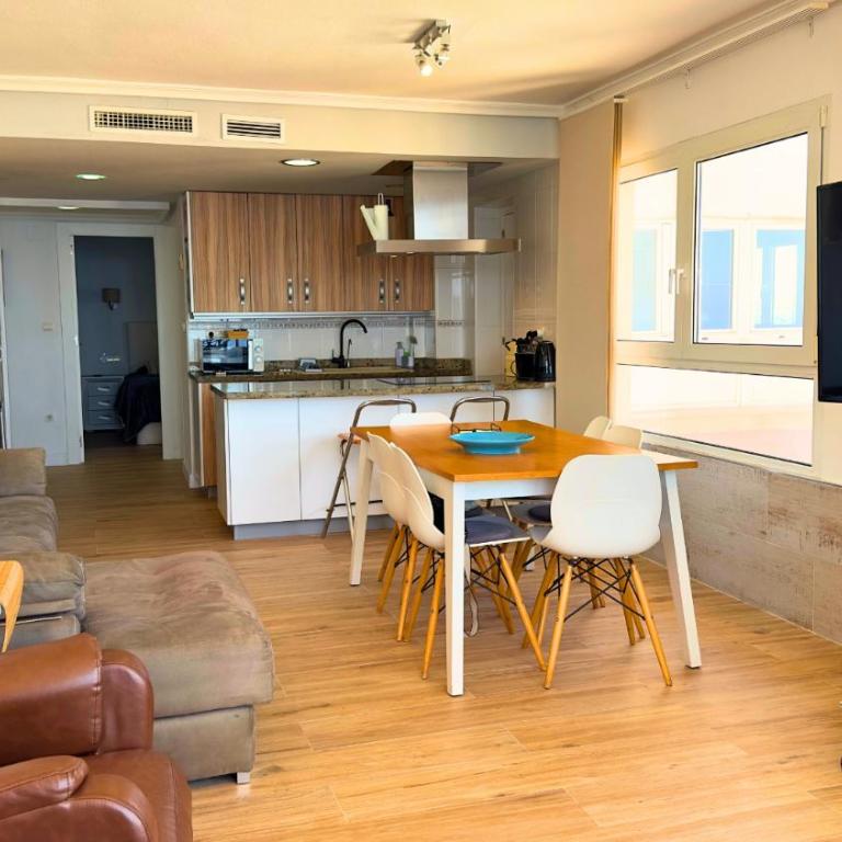 Ático a 50m del mar. Parking Gratis. A/C - Apartamento de 3 dormitorios - 48