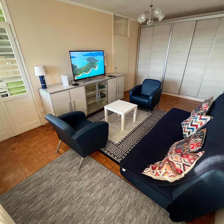 Comfort & Style Panoramic Urban Retreat 2 - One-Bedroom Apartment - 2