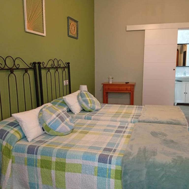 Hospedaje Don Pelayo - Habitación Doble con cama supletoria - 2 camas - 4