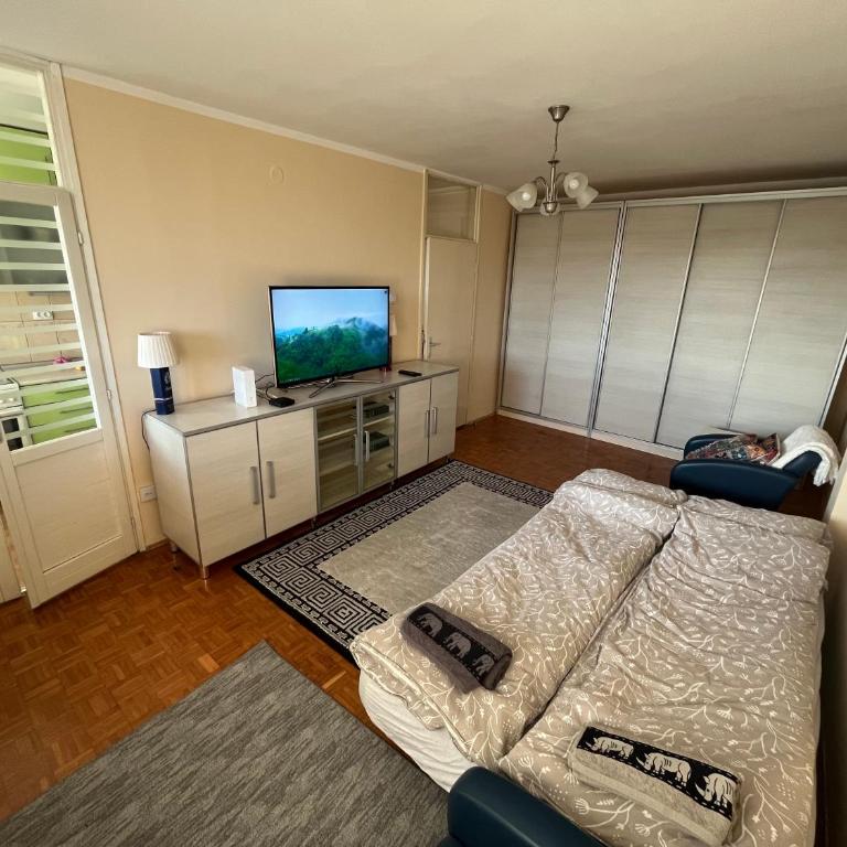 Comfort & Style Panoramic Urban Retreat 2 - One-Bedroom Apartment - 6