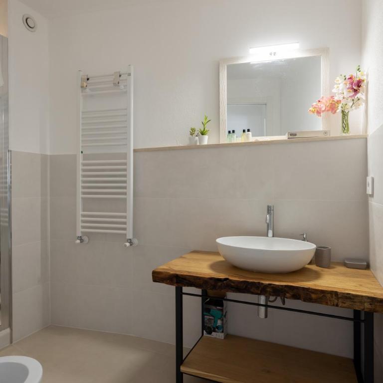 Locus Amoenus - Deluxe Room - 18