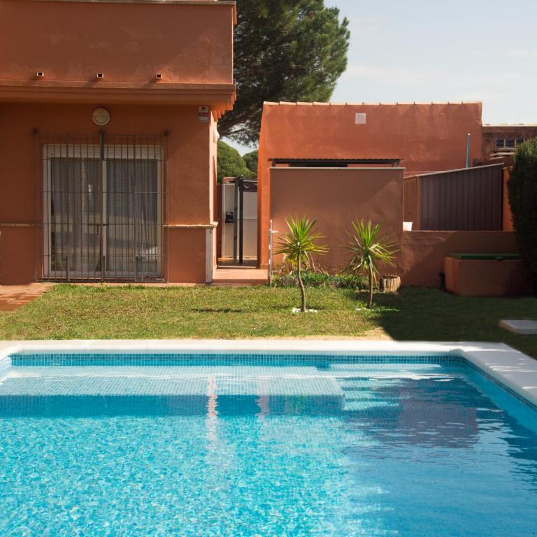 Chalet con piscina y vistas a campo de golf - Three-Bedroom House - 3